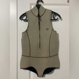 Abysse Tan Women's Swim wetsuit. Size lg